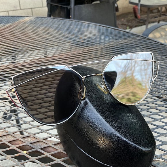 Mirror Sunglasses Gentle Monster Love Punch in Titanium - Picture 2 of 6